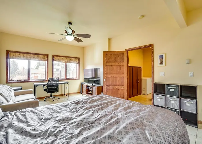Upscale W/ Hot Tub & Patio! *