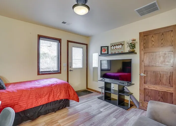 Upscale W/ Hot Tub & Patio! * Laramie