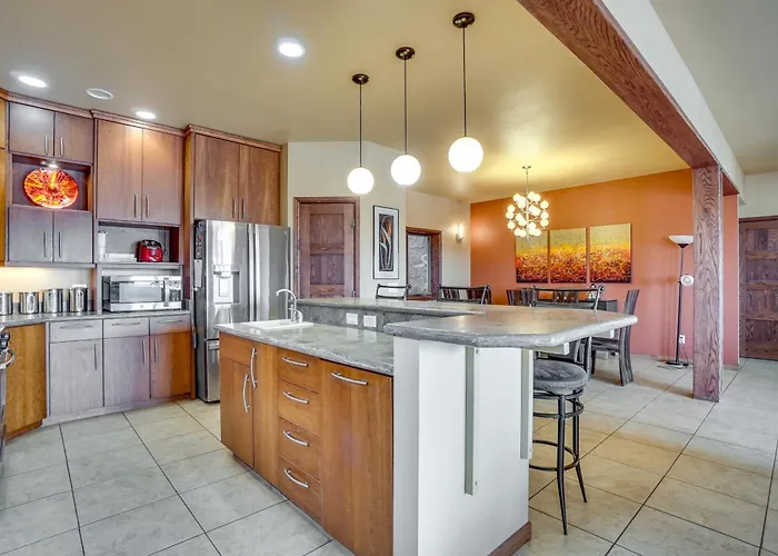 Holiday home Upscale W/ Hot Tub & Patio!