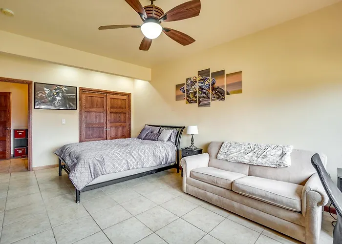 Upscale W/ Hot Tub & Patio! Holiday home *