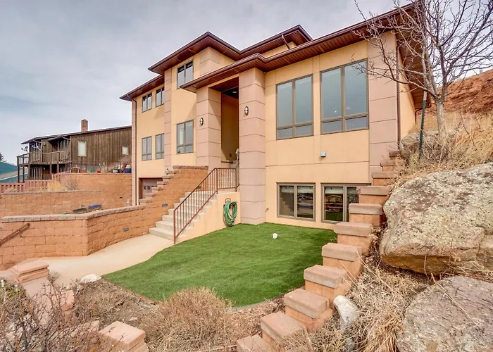 Сasa de vacaciones Upscale W/ Hot Tub & Patio! Laramie