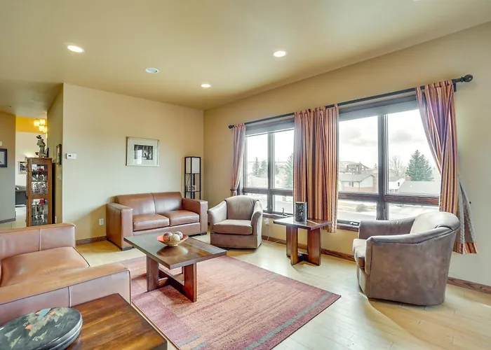 Upscale W/ Hot Tub & Patio!