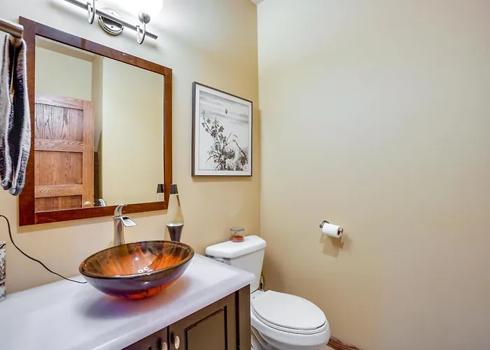 Upscale W/ Hot Tub & Patio! Holiday home