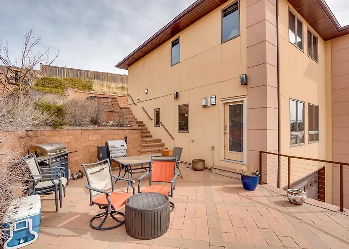 Upscale W/ Hot Tub & Patio! Holiday home *