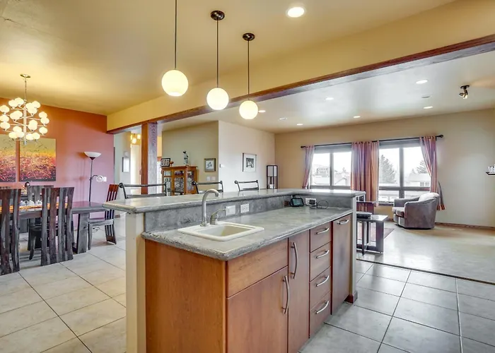 Upscale W/ Hot Tub & Patio! Holiday home Laramie
