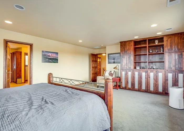 Holiday home Upscale W/ Hot Tub & Patio! Laramie