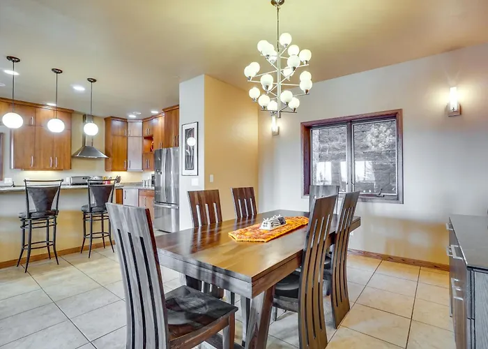Upscale W/ Hot Tub & Patio!