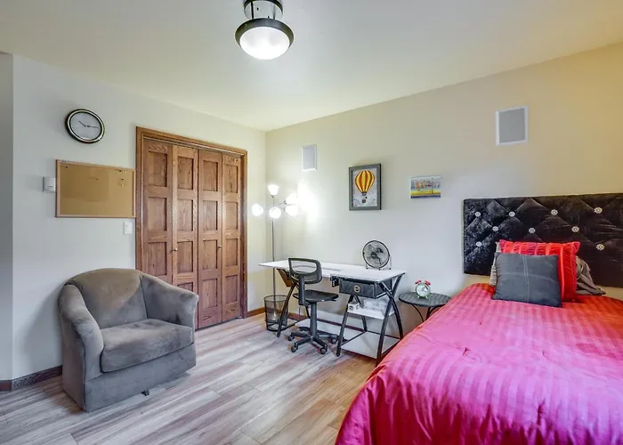Upscale W/ Hot Tub & Patio! Holiday home