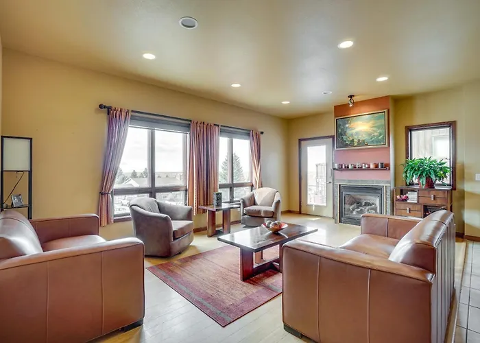 Upscale W/ Hot Tub & Patio! Holiday home *
