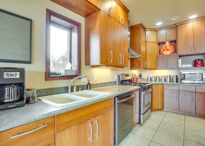 Upscale W/ Hot Tub & Patio! Holiday home Laramie