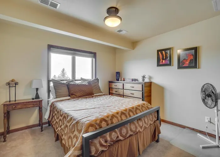 Сasa de vacaciones Upscale W/ Hot Tub & Patio! Laramie