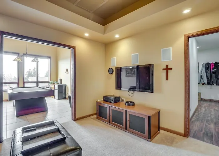 Upscale W/ Hot Tub & Patio! Laramie