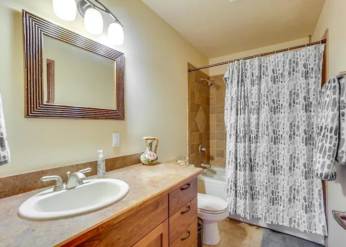 Upscale W/ Hot Tub & Patio! * Laramie