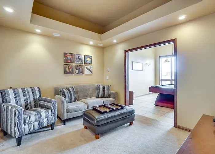 Upscale W/ Hot Tub & Patio! Holiday home
