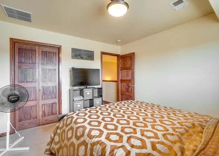 Holiday home Upscale W/ Hot Tub & Patio! *