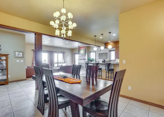 Upscale W/ Hot Tub & Patio! Laramie