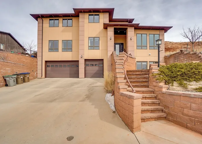 Upscale W/ Hot Tub & Patio! *