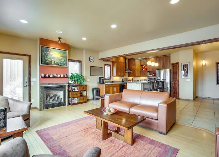 Upscale W/ Hot Tub & Patio! * Laramie
